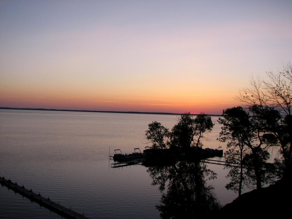 Beachfront Hotel Houghton Lake Extérieur photo